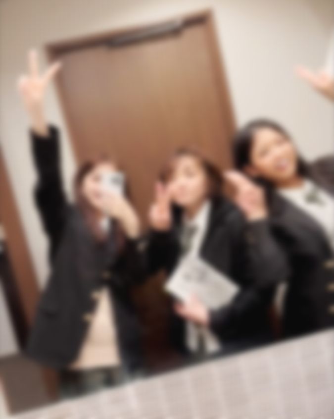 【一生の思い出】2024年卒業旅行　制服女子3人まとめてハメ撮り計124分　顔出し公開中。※完売次第終了