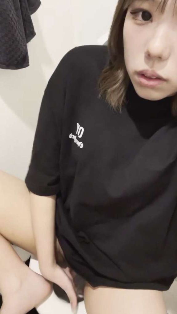 素人激かわパイパンお姉さんのトイレで自撮りオナニー