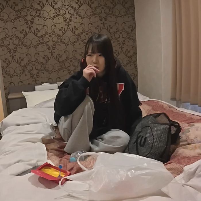 個人撮影　無修正　パパ活　童顔で可愛いちなつちゃん１８と過ごす秘密の初夜