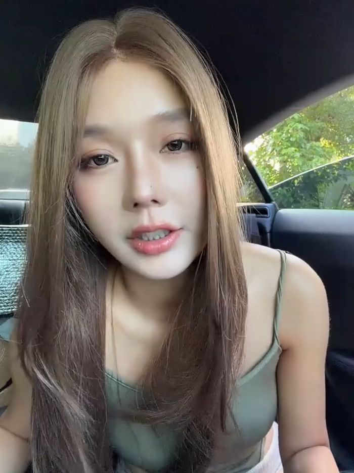S級美女が屋外で車内に完全裸で自慰行為！