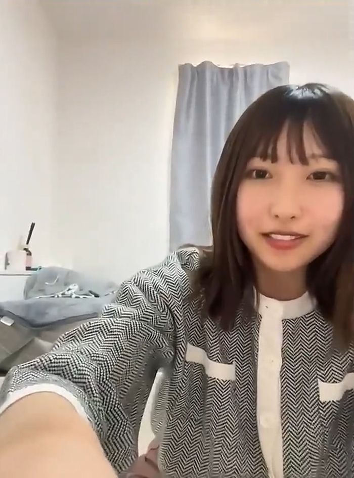 お姉さんがお尻の穴を丸見えにしてオナニーするzoom